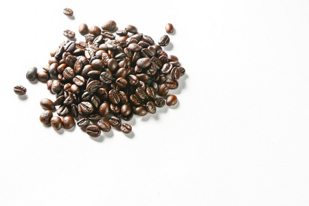 白色背景下的深色咖啡豆
