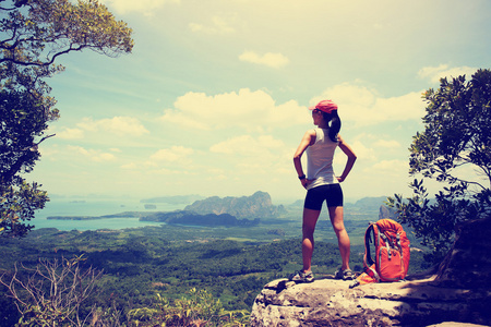 成功的女人的徒步旅行者