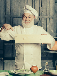 大胡子的厨师用木制板