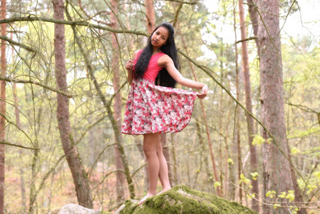 在森林里的年轻女子