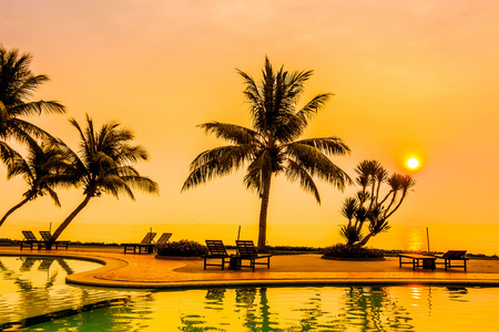 日出在轮廓上的椰子棕榈树