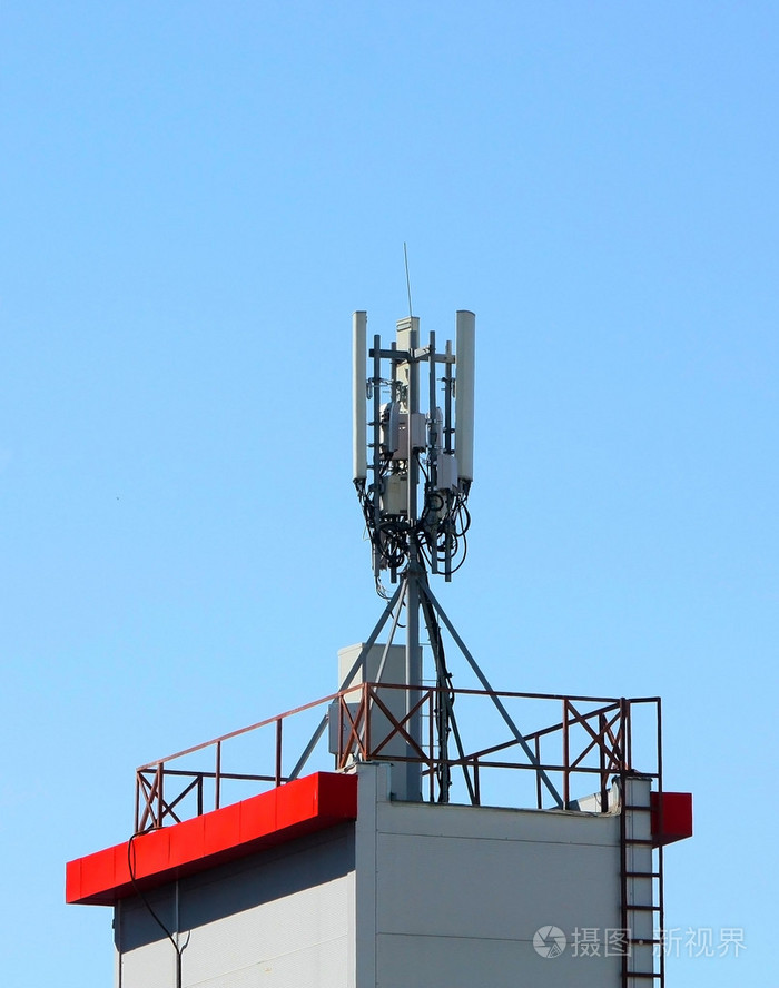 移动天线的商务中心屋顶上