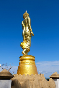 金和尚佛与蓝蓝的天空签名在扫管笏帕，尻 Noi，南，泰国