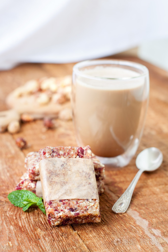 燕麦棒和一杯咖啡