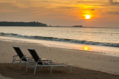 沙滩椅在日落之前