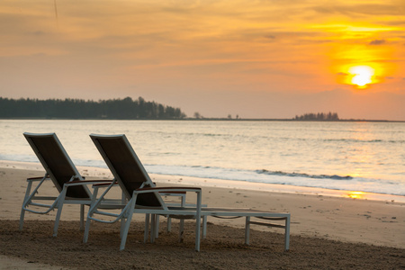 沙滩椅在日落之前