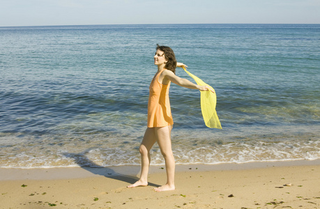 海黄色围巾妇女