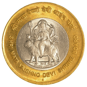 一个极端接近印度十卢比硬币在坚实的白色背景2 卢比硬币1塞舌尔卢比