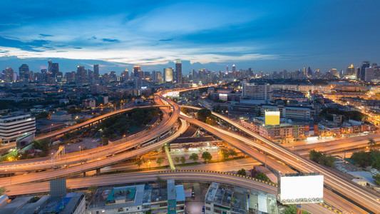 暮光之城天空背景 城市和公路交叉口