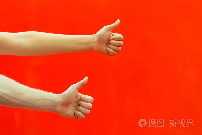 两个手的大拇指向上