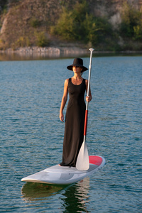 一个美丽的女人站起来桨板上的轮廓。Sup06