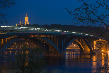 地铁桥和基辅佩乔尔斯克修道院的夜景