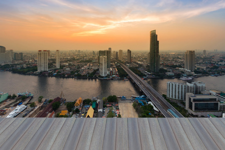 打开木地板 曼谷河和美丽的天空背景