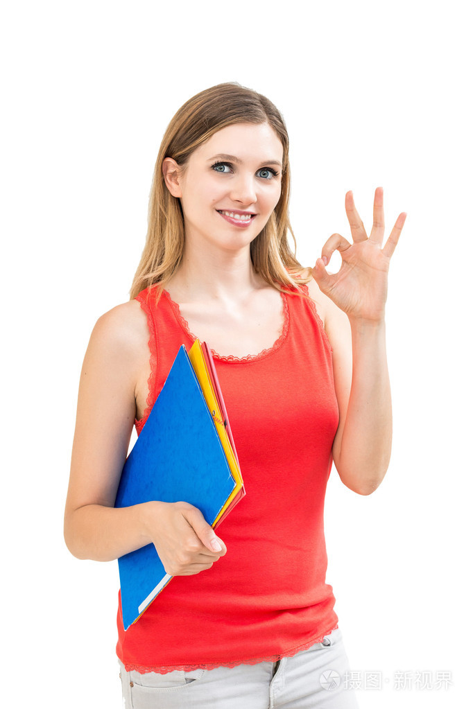 微笑ok 手势和白色背景上的文件夹中的女人