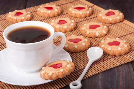 与心果冻和杯咖啡竹餐巾的 cookie