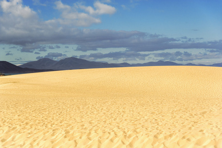 沙子和远山在富埃特文图拉图片