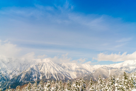 日本冬季山与雪覆盖