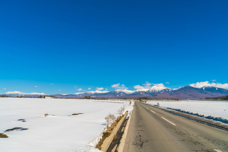 冬季通往山区的道路日本
