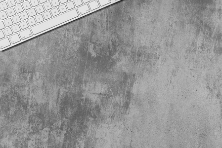 混凝土的桌上计算机键盘和副本空间