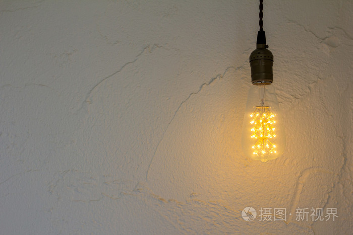 灯泡挂在白墙上