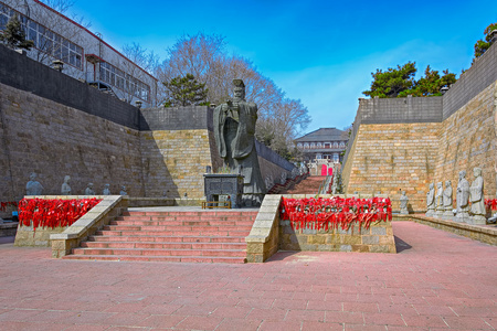 泰士黄钛雕像在秦皇岛，中国