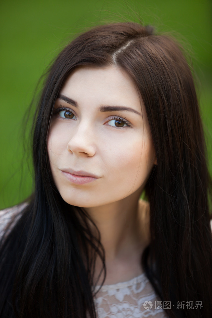 可爱的年轻白人妇女的肖像