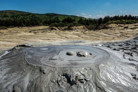 活跃的泥火山锥