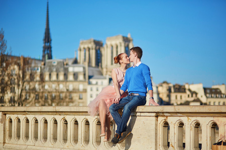浪漫的情侣，在巴黎，法国