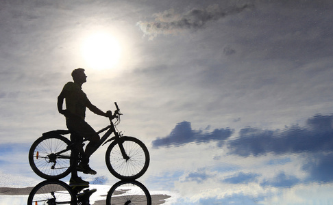 一辆自行车的人自転車乗男