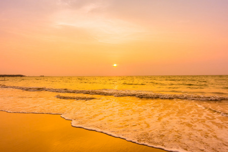 热带海滩上美丽的夕阳