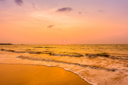 热带海滩上美丽的夕阳