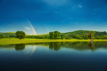 彩虹在一个湖，反映在水中