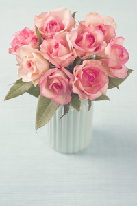 在一个花瓶粉色玫瑰