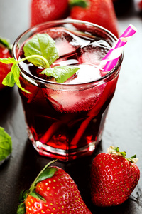 夏季饮料与草莓图片
