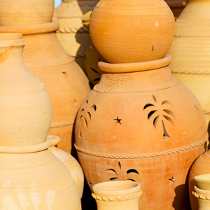 在阿曼马斯喀特旧陶器市场销售制造包含