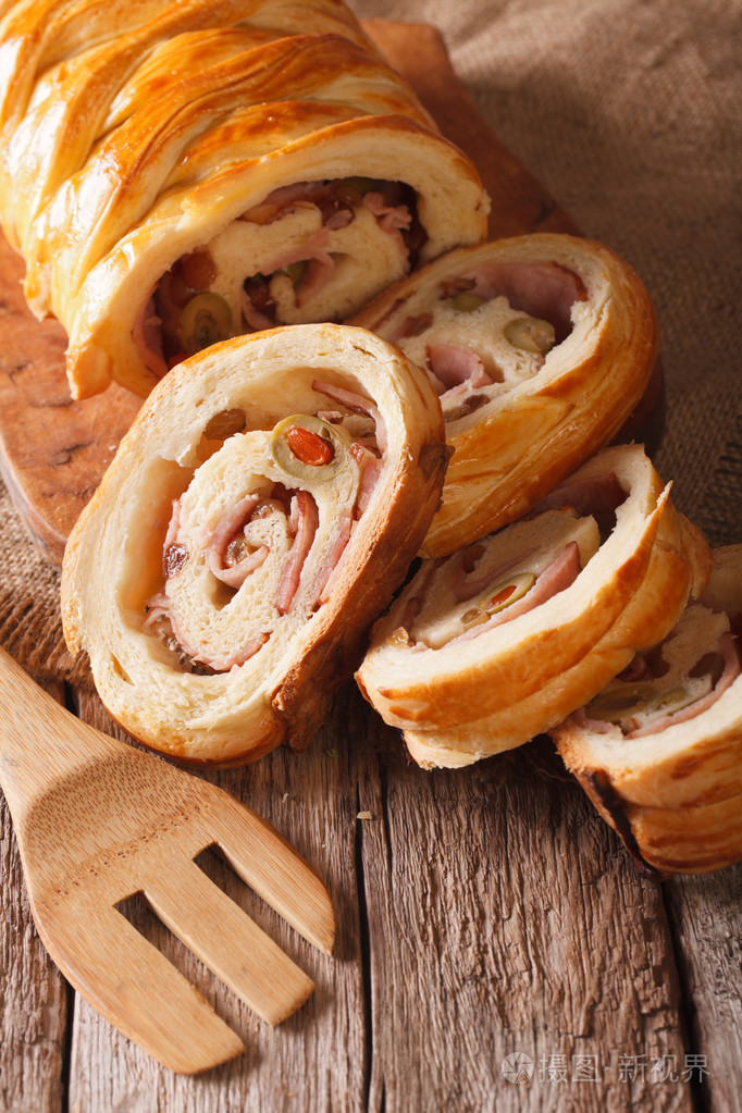 委内瑞拉火腿面包与橄榄和葡萄干的特写垂直