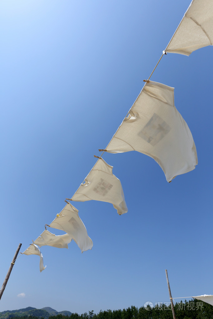 白色t恤挂在晾衣绳上