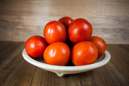 特写新鲜成熟的西红柿上木背景