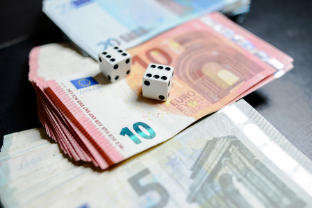 欧洲货币欧元纸币钱和骰子