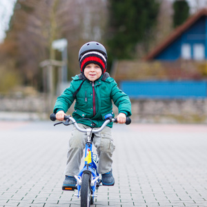 小家伙在上自行车在户外玩耍的男孩