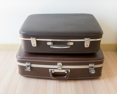 旧行李箱。棕色和黑色复古手提箱。老式的行李