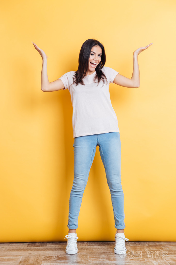 性格开朗的女人耸耸肩膀