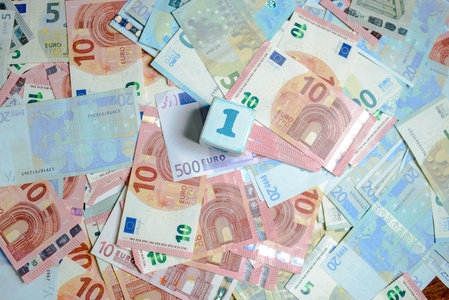 欧洲货币欧元纸币钱和骰子