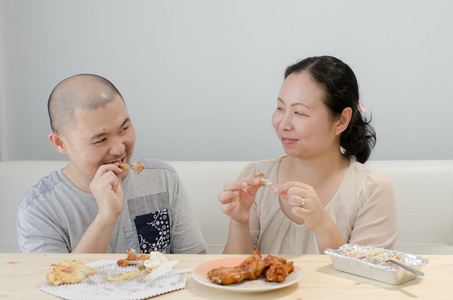 恩爱的情侣，在家里吃炸鸡