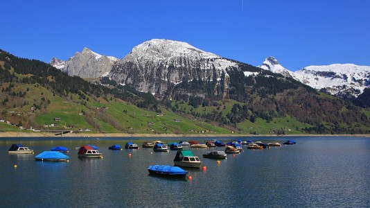 瓦格塔塔湖的春天场景