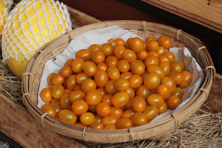 很多新鲜的黄色西红柿在篮子里