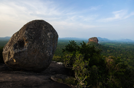 锡吉里耶岩石斯里兰卡景观，看到从斯里兰卡如景点狮子岩岩石，