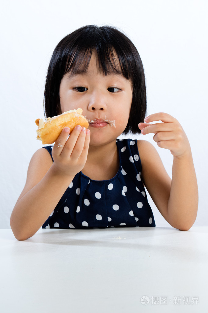 亚洲中国小女孩吃甜甜圈