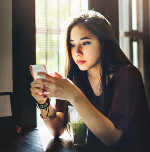 女子手持移动电话