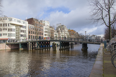 阿姆斯特丹，荷兰在 2016 年 3 月 28 日。阿姆斯特尔河。建筑群，路堤设计